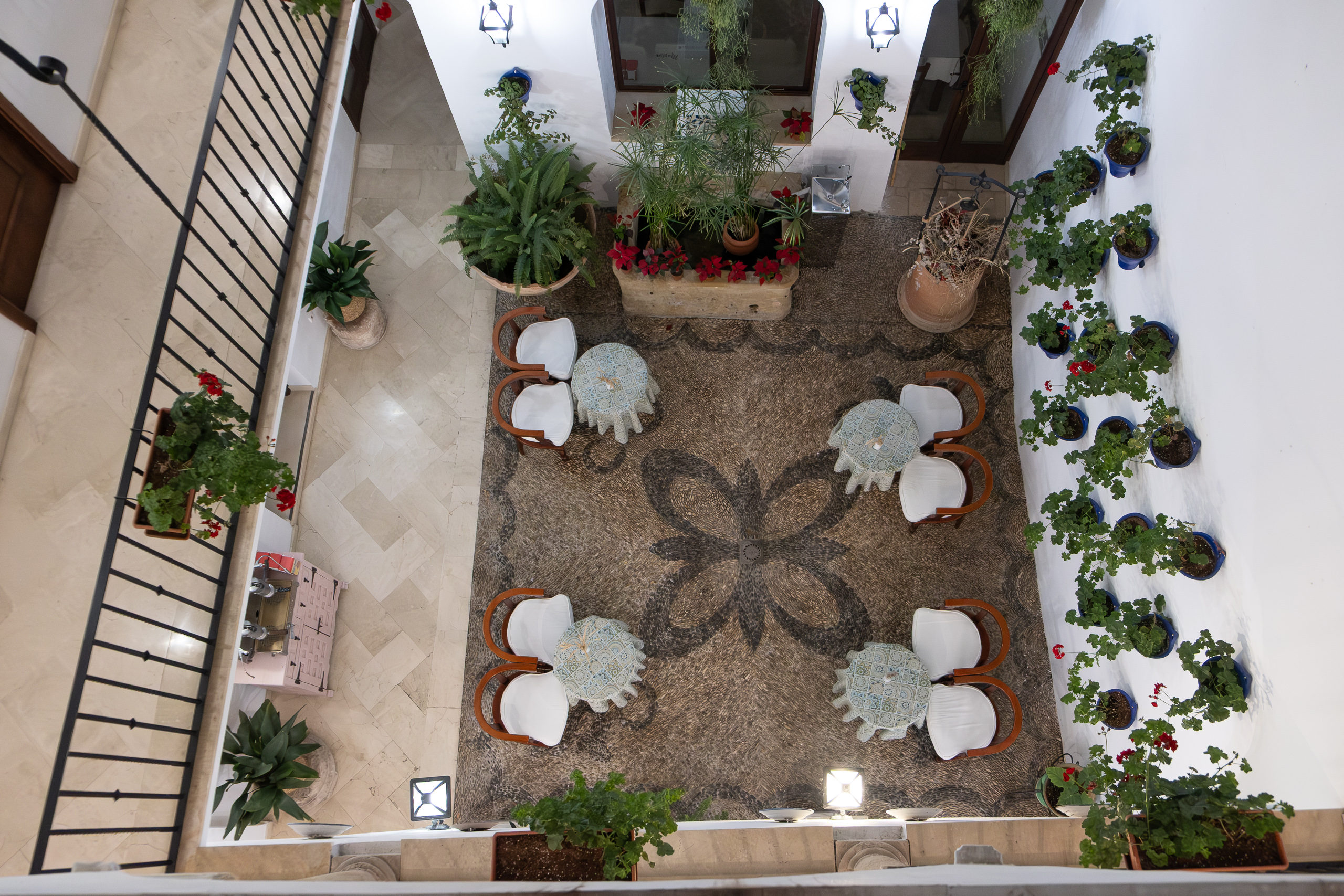 Der Patio des Hotel Marisa von oben – typisch andalusisch